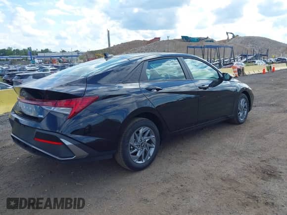 2025 Hyundai Elantra SEL Sport z VIN KMHLM4DJ9SU123170, wystawiony jako IAAI lot #43093903 z przebiegiem 1 868 mil mil oraz . Historia ofert i sprzedaży dostępna na DreamBid. Obrazek 4.