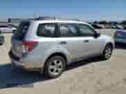 2011 Subaru Forester X z VIN JF2SHABC0BG704032, wystawiony jako Copart lot #68968225 z przebiegiem 148 742 mil mil oraz Czysty tytuł • Clean title. Historia ofert i sprzedaży dostępna na DreamBid. Obrazek 3.