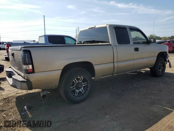 2005 Chevrolet Silverado 1500 Work Truck z VIN 1GCEC19V25Z222771, wystawiony jako Copart lot #81264215 z przebiegiem 179 441 mil mil oraz Czysty tytuł • Clean title. Historia ofert i sprzedaży dostępna na DreamBid. Obrazek 3.