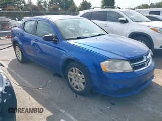 2013 Dodge Avenger SE z VIN 1C3CDZAB9DN702529, wystawiony jako IAAI lot #43216007 z przebiegiem 82 958 mil mil oraz . Historia ofert i sprzedaży dostępna na DreamBid. Obrazek 1.