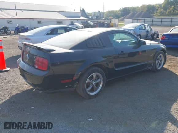 2005 Ford Mustang GT Deluxe с VIN 1ZVFT82H955147685, выставлен на аукционе IAAI как лот 43374177 с пробегом 51 862 миль миль и . История ставок и продаж доступна на DreamBid. Изображение 4.