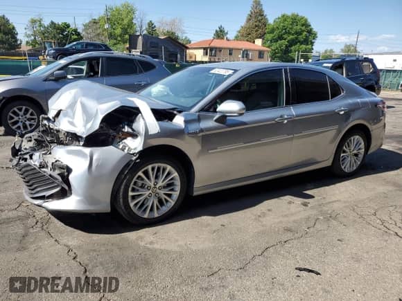 2020 Toyota Camry Hybrid XLE z VIN 4T1F31AK6LU533051, wystawiony jako Copart lot #62422795 z przebiegiem 65 806 mil mil oraz Szkoda całkowita • Salvage title. Historia ofert i sprzedaży dostępna na DreamBid. Obrazek 1.