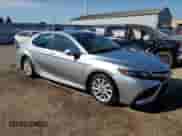 2022 Toyota Camry SE z VIN 4T1G11AK7NU668455, wystawiony jako Copart lot #84560635 z przebiegiem 136 763 mil mil oraz Czysty tytuł • Clean title. Historia ofert i sprzedaży dostępna na DreamBid. Obrazek 4.