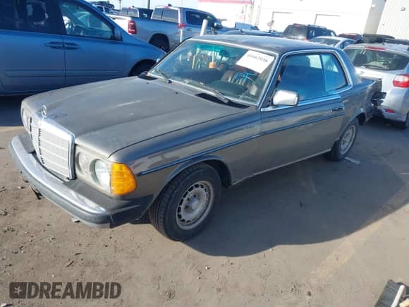 1983 Mercedes-Benz 300 z VIN WDBAB53A3DB003709, wystawiony jako IAAI lot #41662930 z przebiegiem 301 467 mil mil oraz . Historia ofert i sprzedaży dostępna na DreamBid. Obrazek 17.