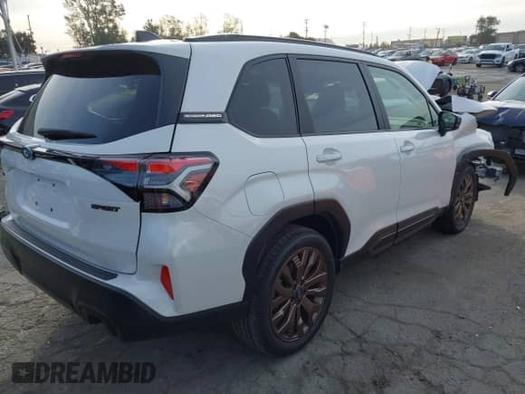 2025 Subaru Forester z VIN JF2SLDFC1SH439514, wystawiony jako IAAI lot #41323167 z przebiegiem 4 653 mil mil oraz . Historia ofert i sprzedaży dostępna na DreamBid. Obrazek 4.