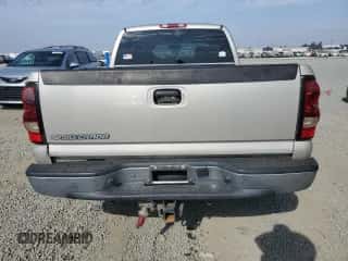 2006 Chevrolet Silverado 1500 Work Truck z VIN 1GCEC19VX6Z214600, wystawiony jako Copart lot #70415005 z przebiegiem 254 222 mil mil oraz Czysty tytuł • Clean title. Historia ofert i sprzedaży dostępna na DreamBid. Obrazek 6.