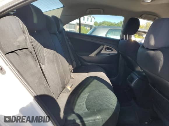 2010 Toyota Camry XLE z VIN 4T1BF3EK9AU577831, wystawiony jako Copart lot #84731155 z przebiegiem 338 474 mil mil oraz Czysty tytuł • Clean title. Historia ofert i sprzedaży dostępna na DreamBid. Obrazek 10.