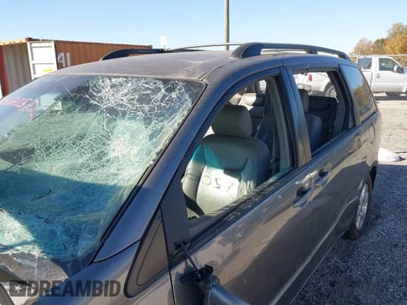 2004 Toyota Sienna XLE z VIN 5TDZA22C14S100148, wystawiony jako IAAI lot #43466057 z przebiegiem 117 265 mil mil oraz . Historia ofert i sprzedaży dostępna na DreamBid. Obrazek 6.