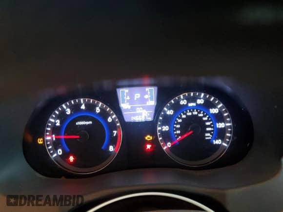 2016 Hyundai Accent SE z VIN KMHCT4AE8GU085142, wystawiony jako Copart lot #69957935 z przebiegiem 146 681 mil mil oraz Czysty tytuł • Clean title. Historia ofert i sprzedaży dostępna na DreamBid. Obrazek 9.