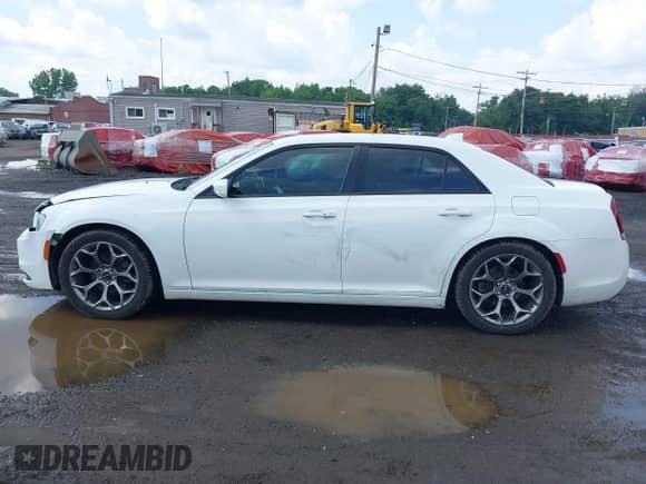 2016 Chrysler 300 S Alloy Edition z VIN 2C3CCABG5GH269464, wystawiony jako IAAI lot #42733499 z przebiegiem 137 056 mil mil oraz . Historia ofert i sprzedaży dostępna na DreamBid. Obrazek 14.