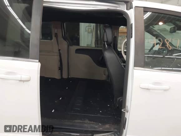2019 Dodge Grand Caravan SXT z VIN 2C4RDGCG7KR582586, wystawiony jako IAAI lot #42875820 z przebiegiem 201 916 mil mil oraz . Historia ofert i sprzedaży dostępna na DreamBid. Obrazek 8.