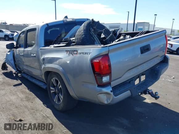 2019 Toyota Tacoma SR5 z VIN 3TMAZ5CN1KM099779, wystawiony jako IAAI lot #42687831 z przebiegiem 99 997 mil mil oraz . Historia ofert i sprzedaży dostępna na DreamBid. Obrazek 3.