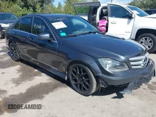 2013 Mercedes-Benz C 300 Sport z VIN WDDGF8AB5DG101789, wystawiony jako IAAI lot #43266241 z przebiegiem 239 095 mil mil oraz . Historia ofert i sprzedaży dostępna na DreamBid. Obrazek 1.
