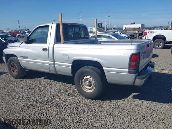 2001 Dodge 1500 Work Special z VIN 1B7HC16X31S176681, wystawiony jako IAAI lot #42443008 z przebiegiem 214 016 mil mil oraz . Historia ofert i sprzedaży dostępna na DreamBid. Obrazek 3.