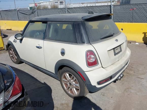 2013 MINI Hardtop S с VIN WMWSV3C50DT389890, выставлен на аукционе IAAI как лот 43153997 с пробегом 132 527 миль миль и . История ставок и продаж доступна на DreamBid. Изображение 3.
