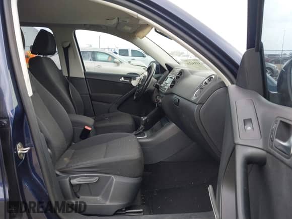 2013 Volkswagen Tiguan SE z VIN WVGAV3AX9DW613283, wystawiony jako IAAI lot #41954359 z przebiegiem 147 525 mil mil oraz . Historia ofert i sprzedaży dostępna na DreamBid. Obrazek 5.