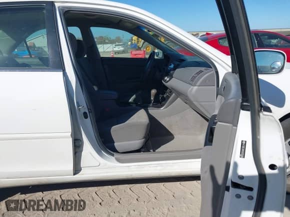 2005 Toyota Camry XLE z VIN 4T1BE32K65U595880, wystawiony jako IAAI lot #43437601 z przebiegiem 221 519 mil mil oraz . Historia ofert i sprzedaży dostępna na DreamBid. Obrazek 5.