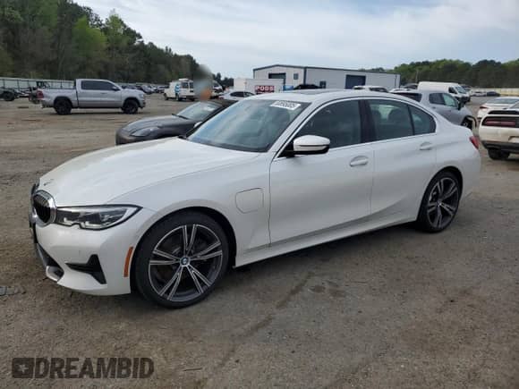 2021 BMW 3 Series 330e xDrive z VIN 3MW5P9J07M8B90988, wystawiony jako Copart lot #50895005 z przebiegiem 35 825 mil mil oraz Szkoda całkowita • Salvage title. Historia ofert i sprzedaży dostępna na DreamBid. Obrazek 1.