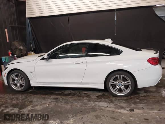 2019 BMW 4 Series 430i xDrive z VIN WBA4W5C50KAE49423, wystawiony jako IAAI lot #41344143 z przebiegiem 57 574 mil mil oraz . Historia ofert i sprzedaży dostępna na DreamBid. Obrazek 14.