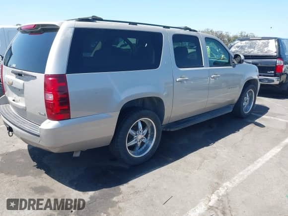 2007 Chevrolet Suburban LTZ z VIN 1GNFC16077R256051, wystawiony jako IAAI lot #42877907 z przebiegiem Nie podano mil oraz . Historia ofert i sprzedaży dostępna na DreamBid. Obrazek 4.