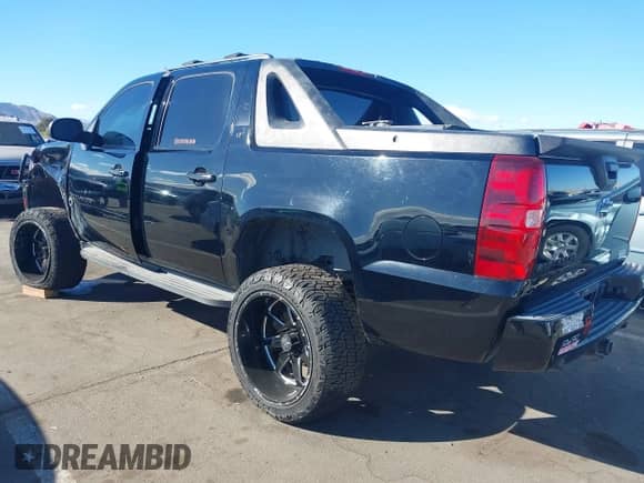 2011 Chevrolet Avalanche LT with VIN 3GNMCFE05BG140362, listed as a IAAI auction lot 41693220 with 162,800 mi miles and . Bid and sale history available at DreamBid. Image 3.