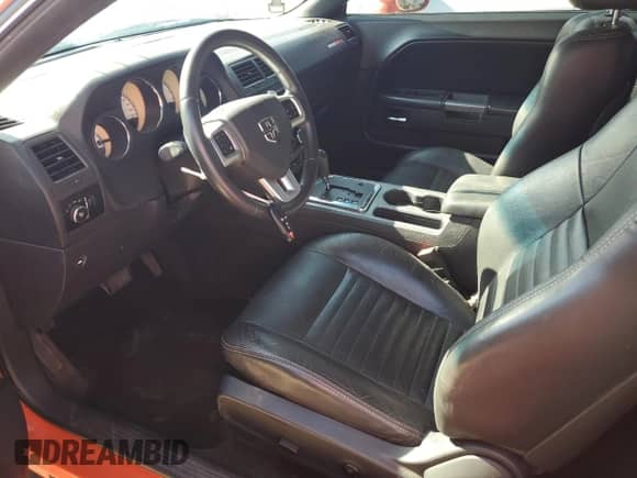 2013 Dodge Challenger R/T Plus z VIN 2C3CDYBT1DH733638, wystawiony jako Copart lot #59803515 z przebiegiem 36 599 mil mil oraz Szkoda całkowita • Salvage title. Historia ofert i sprzedaży dostępna na DreamBid. Obrazek 7.