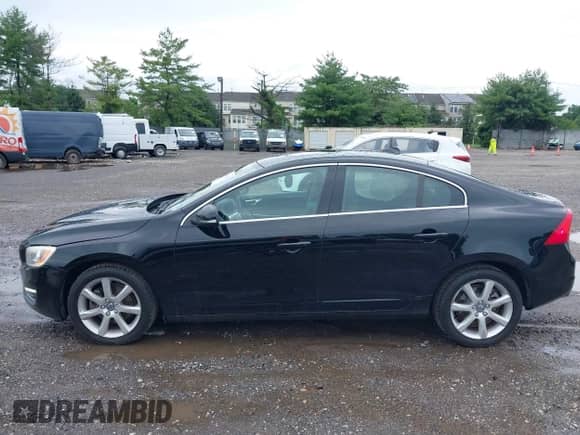 2016 Volvo S60 T5 Drive-E Premier z VIN YV126MFK7G2407961, wystawiony jako IAAI lot #42640958 z przebiegiem 96 884 mil mil oraz . Historia ofert i sprzedaży dostępna na DreamBid. Obrazek 14.