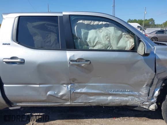 2024 Toyota Tacoma SR5 z VIN 3TYKB5FN4RT002335, wystawiony jako IAAI lot #43519965 z przebiegiem 45 897 mil mil oraz . Historia ofert i sprzedaży dostępna na DreamBid. Obrazek 13.