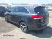2017 Kia Sorento EX z VIN 5XYPHDA55HG304276, wystawiony jako IAAI lot #42837237 z przebiegiem 127 993 mil mil oraz . Historia ofert i sprzedaży dostępna na DreamBid. Obrazek 3.