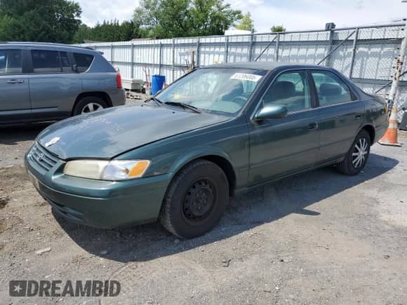 1999 Toyota Camry LE z VIN 4T1BG22K7XU443923, wystawiony jako Copart lot #61206005 z przebiegiem 265 239 mil mil oraz Czysty tytuł • Clean title. Historia ofert i sprzedaży dostępna na DreamBid. Obrazek 1.