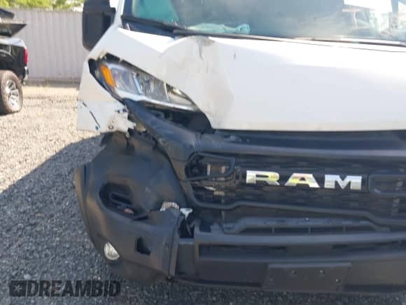 2023 Ram ProMaster Cargo z VIN 3C6LRVVG7PE559138, wystawiony jako IAAI lot #42331456 z przebiegiem 55 786 mil mil oraz . Historia ofert i sprzedaży dostępna na DreamBid. Obrazek 6.