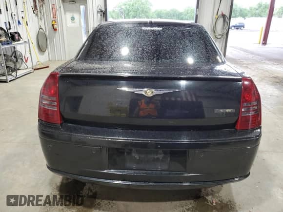 2006 Chrysler 300 C SRT-8 z VIN 2C3LA73W26H242915, wystawiony jako Copart lot #56929214 z przebiegiem 190 677 mil mil oraz Czysty tytuł • Clean title. Historia ofert i sprzedaży dostępna na DreamBid. Obrazek 6.