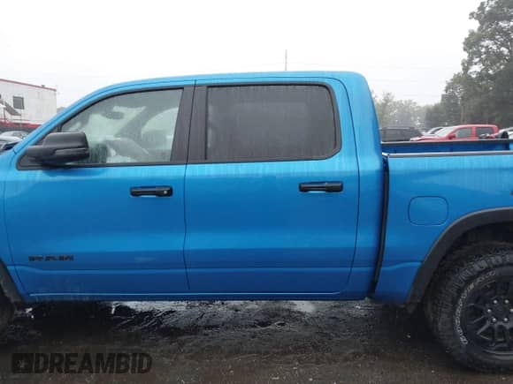 2025 Ram 1500 Rebel z VIN 1C6SRFLP0SN578395, wystawiony jako IAAI lot #43230495 z przebiegiem 32 399 mil mil oraz . Historia ofert i sprzedaży dostępna na DreamBid. Obrazek 14.