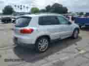2013 Volkswagen Tiguan SE z VIN WVGAV3AX3DW612758, wystawiony jako Copart lot #53255775 z przebiegiem 121 681 mil mil oraz Czysty tytuł • Clean title. Historia ofert i sprzedaży dostępna na DreamBid. Obrazek 3.