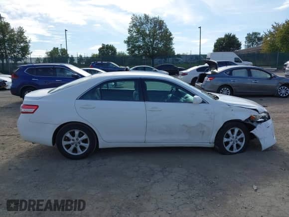 2010 Toyota Camry LE z VIN 4T4BF3EK3AR082496, wystawiony jako IAAI lot #43354048 z przebiegiem 144 942 mil mil oraz . Historia ofert i sprzedaży dostępna na DreamBid. Obrazek 12.