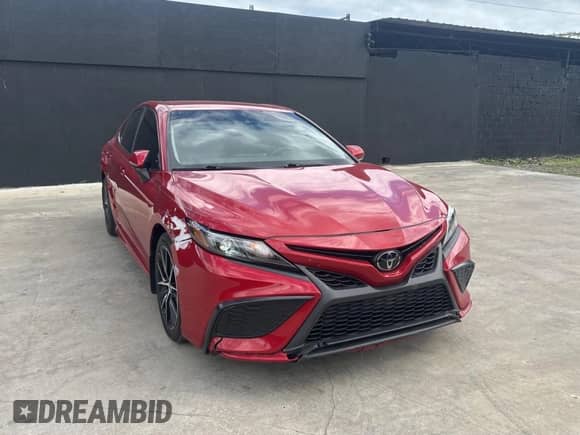 2023 Toyota Camry SE z VIN 4T1G11AK7PU120197, wystawiony jako Copart lot #87272985 z przebiegiem 55 574 mil mil oraz Szkoda całkowita • Salvage title. Historia ofert i sprzedaży dostępna na DreamBid. Obrazek 1.