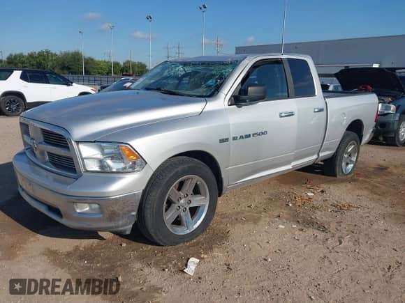 2011 Ram 1500 Big Horn z VIN 1D7RB1GT8BS697020, wystawiony jako IAAI lot #42910624 z przebiegiem 101 273 mil mil oraz . Historia ofert i sprzedaży dostępna na DreamBid. Obrazek 2.