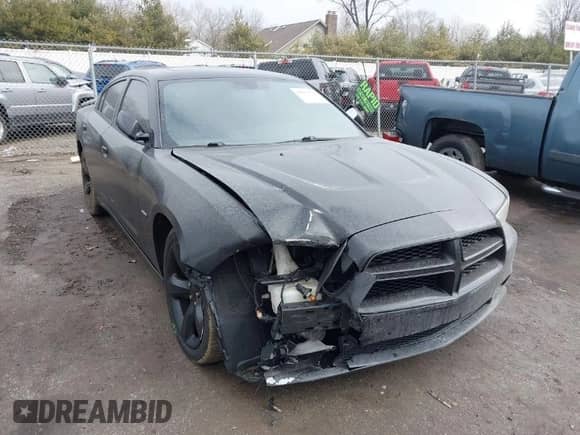 2013 Dodge Charger RT z VIN 2C3CDXCT8DH676914, wystawiony jako IAAI lot #41653738 z przebiegiem 159 654 mil mil oraz . Historia ofert i sprzedaży dostępna na DreamBid. Obrazek 1.