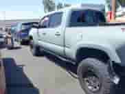 2022 Toyota Tacoma SR5 z VIN 3TYDZ5BNXNT015367, wystawiony jako IAAI lot #42257523 z przebiegiem 46 301 mil mil oraz . Historia ofert i sprzedaży dostępna na DreamBid. Obrazek 14.