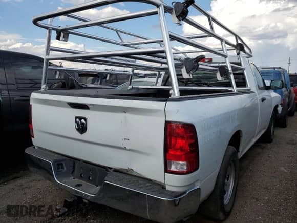 2016 Ram 1500 Tradesman z VIN 3C6JR6DT3GG285517, wystawiony jako Copart lot #66202804 z przebiegiem 43 666 mil mil oraz Szkoda całkowita • Salvage title. Historia ofert i sprzedaży dostępna na DreamBid. Obrazek 3.