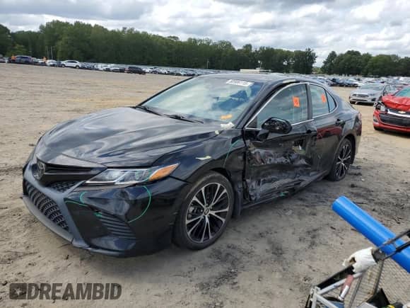 2020 Toyota Camry SE z VIN 4T1G11AK3LU950380, wystawiony jako Copart lot #80906115 z przebiegiem 57 080 mil mil oraz Szkoda całkowita • Salvage title. Historia ofert i sprzedaży dostępna na DreamBid. Obrazek 1.