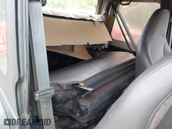 2000 Jeep Wrangler SE with VIN 1J4FA29P4YP740134, listed as a IAAI auction lot 42772253 with 168,656 mi miles and . Bid and sale history available at DreamBid. Image 8.