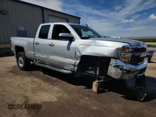 2017 Chevrolet Silverado 2500HD LT z VIN 1GC2KVEG6HZ398358, wystawiony jako Copart lot #70714245 z przebiegiem 123 909 mil mil oraz Szkoda całkowita • Salvage title. Historia ofert i sprzedaży dostępna na DreamBid. Obrazek 4.