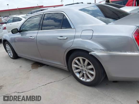 2013 Chrysler 300 C с VIN 2C3CCAEG2DH606373, выставлен на аукционе IAAI как лот 42533677 с пробегом 188 303 миль миль и . История ставок и продаж доступна на DreamBid. Изображение 14.