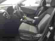 2021 Hyundai Kona SE z VIN KM8K12AA1MU687279, wystawiony jako Copart lot #71052535 z przebiegiem 83 934 mil mil oraz Czysty tytuł • Clean title. Historia ofert i sprzedaży dostępna na DreamBid. Obrazek 7.