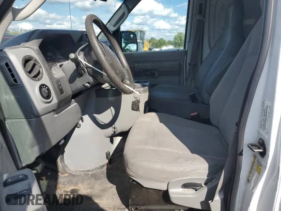 2013 Ford Econoline Cargo Commercial с VIN 1FTNE2ELXDDA17666, выставлен на аукционе Copart как лот 84232745 с пробегом 261 654 миль миль и Списание • Salvage title. История ставок и продаж доступна на DreamBid. Изображение 7.