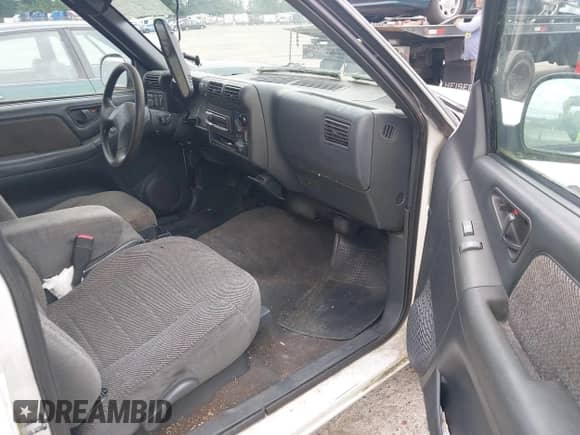 1994 Chevrolet S-10 LS with VIN 1GCDT19W7R8143385, listed as a IAAI auction lot 42587862 with 301,809 mi miles and . Bid and sale history available at DreamBid. Image 5.