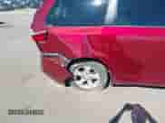 2017 Toyota Sienna L z VIN 5TDZZ3DC8HS798145, wystawiony jako IAAI lot #42765680 z przebiegiem 165 693 mil mil oraz . Historia ofert i sprzedaży dostępna na DreamBid. Obrazek 6.