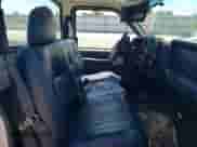 1997 Chevrolet Silverado 1500 z VIN 1GCEC14W2VZ138482, wystawiony jako Copart lot #55863424 z przebiegiem 270 995 mil mil oraz Szkoda całkowita • Salvage title. Historia ofert i sprzedaży dostępna na DreamBid. Obrazek 7.