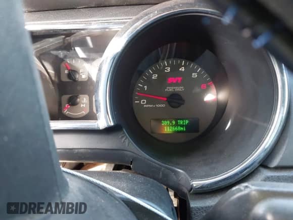 2005 Ford Mustang GT Deluxe с VIN 1ZVFT82H155236134, выставлен на аукционе IAAI как лот 42336089 с пробегом 112 668 миль миль и . История ставок и продаж доступна на DreamBid. Изображение 7.